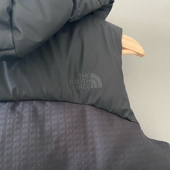 The North Face hooded Nuptse vest - Picture 5 of 6